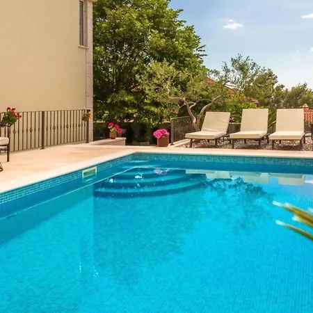 In Bast Mit Privatem Pool *